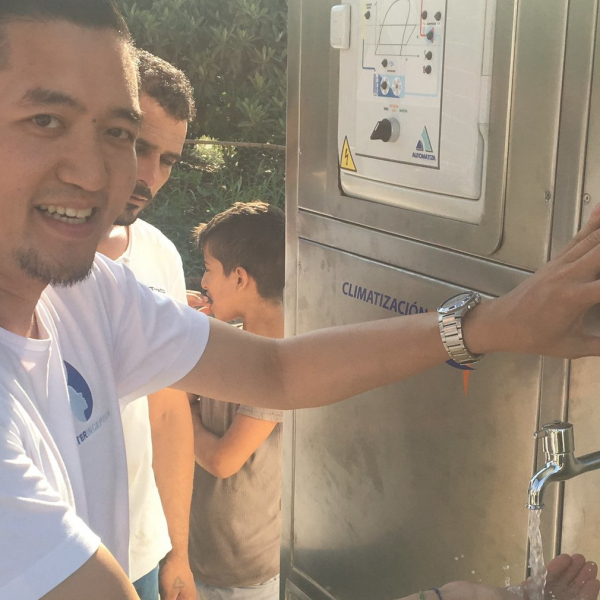 Plucking water from the air Nhat Vhuong